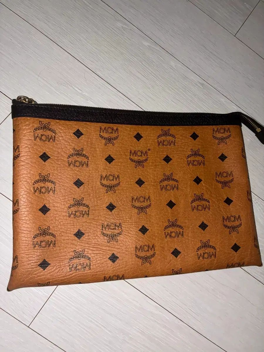 MCM ヴィセトス クラッチバッグ
