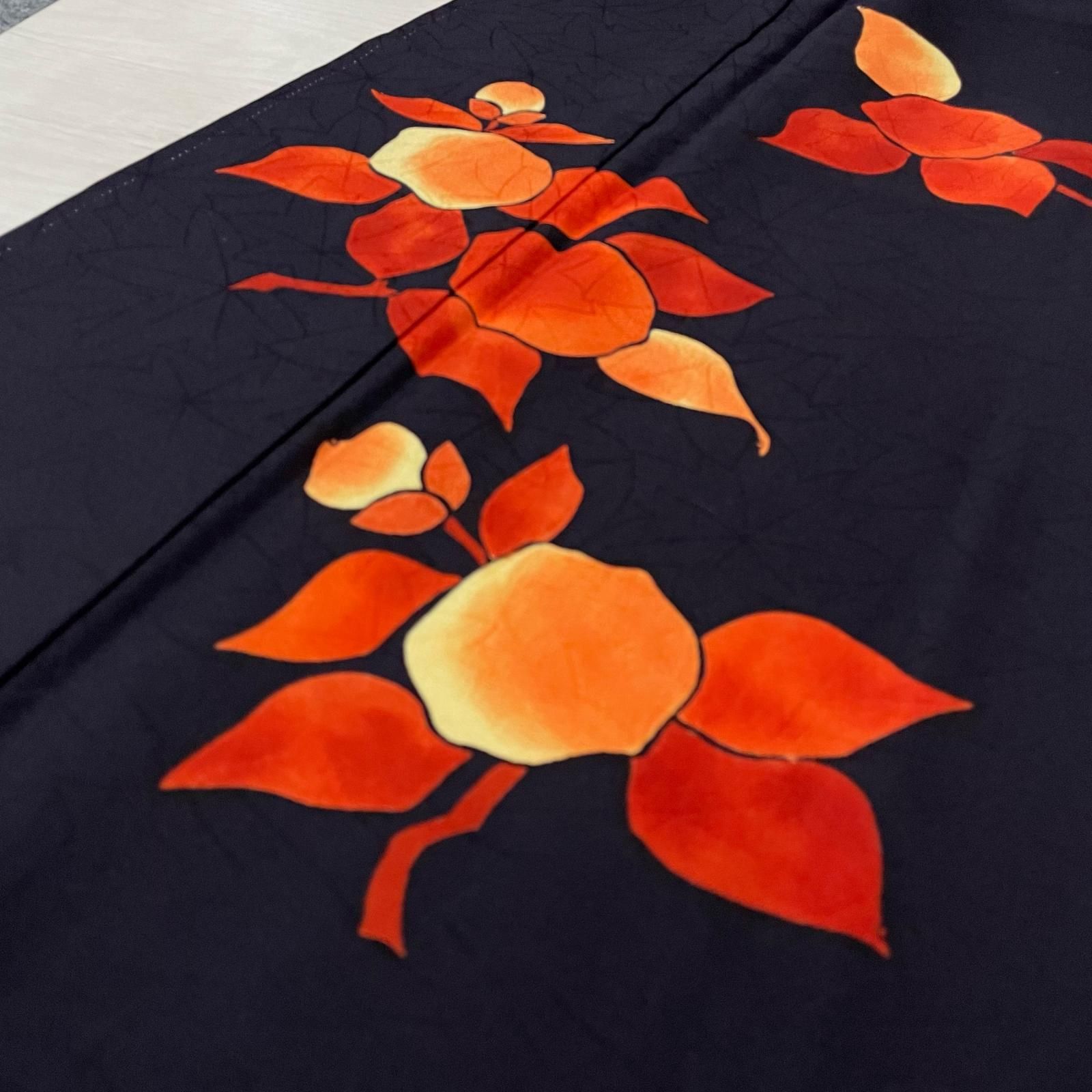 小紋 黒地 鮮やかな花模様 楓の織出し 着物 正絹 X-3316