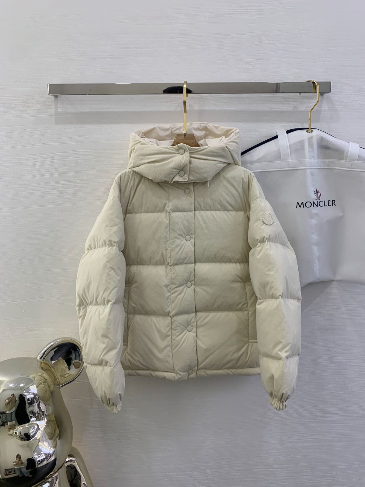 MONCLERモンクレール レディース、短い植絨の穴。