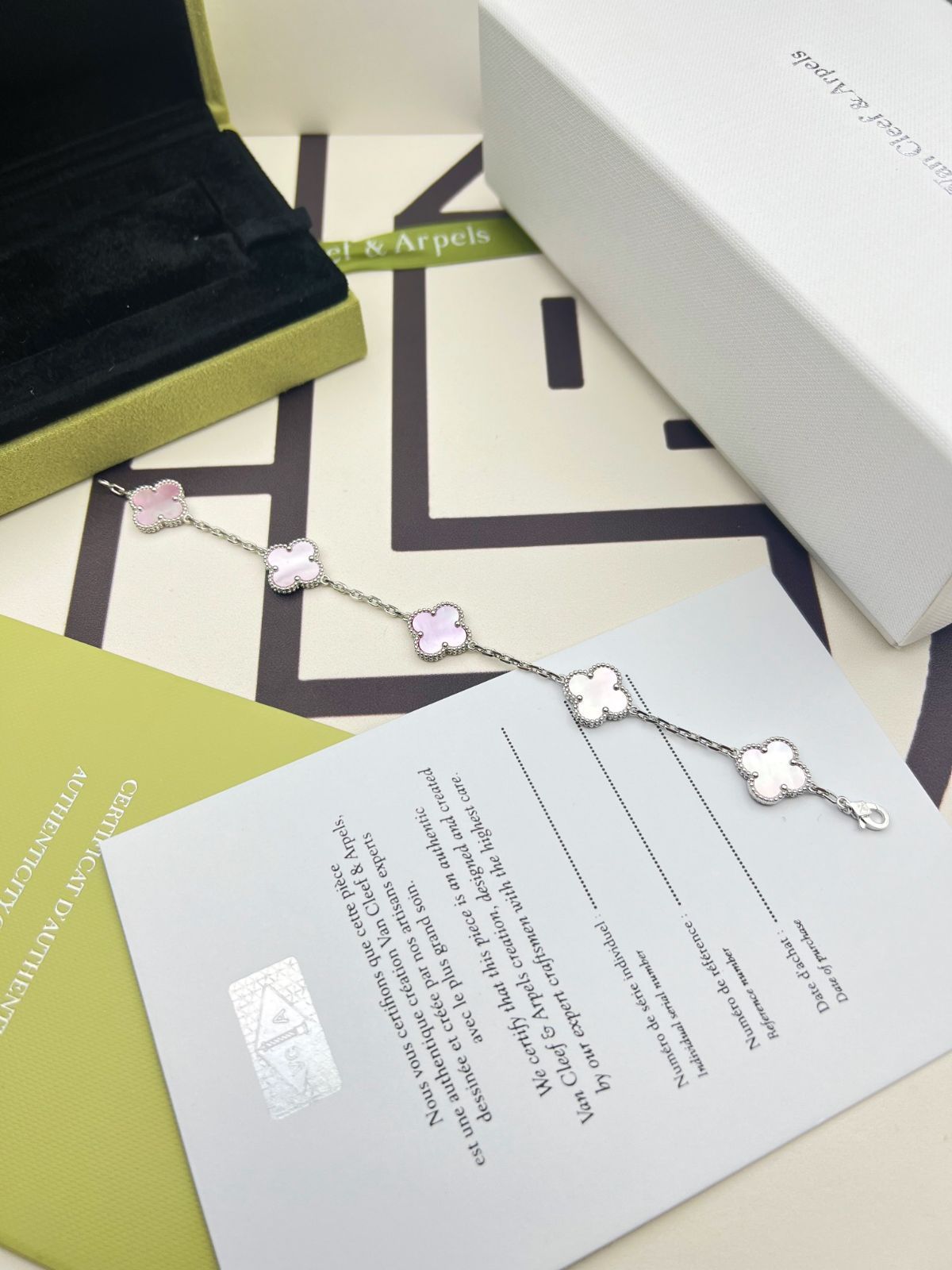 [Van Cleef & Arpels] ヴァン クリーフ＆アーペル ダイヤモンド付き四つ葉のクローバー ピンク マザー オブ パール ブレスレット｜本日限定特価｜新品未使用