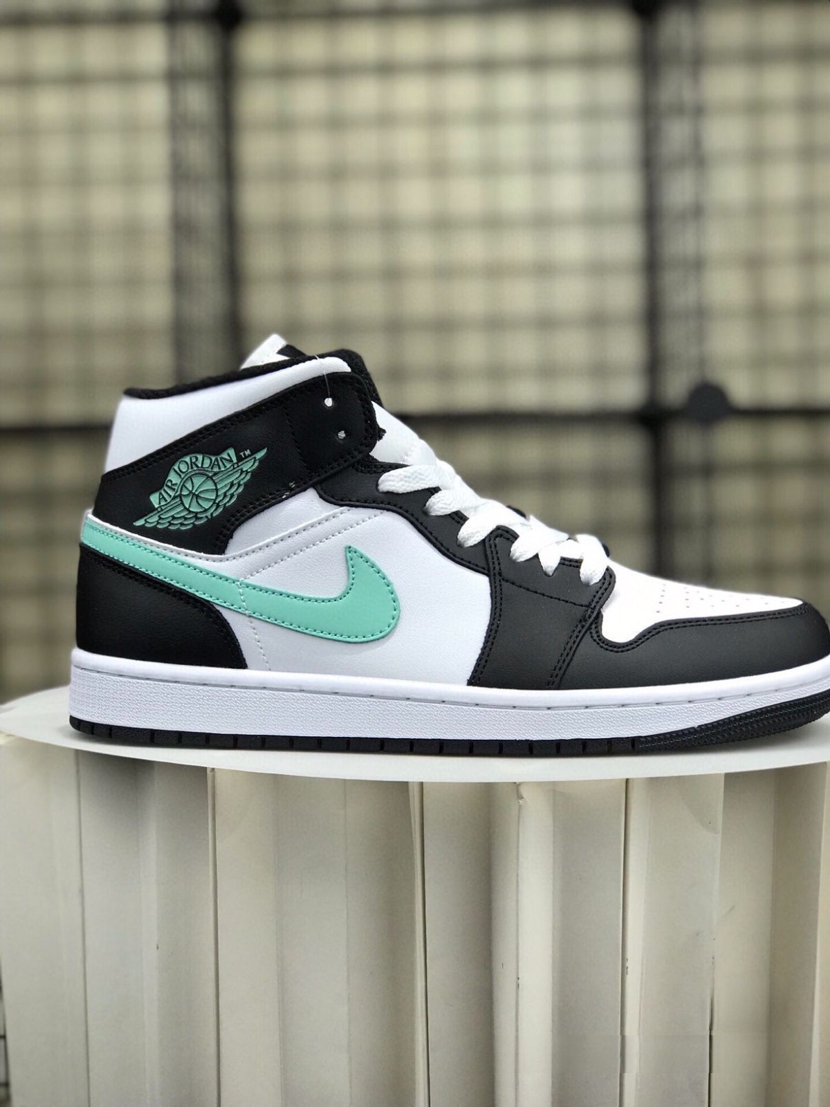 お値下げしました??即購入?? ナイキ スニーカーNike Air Jordan 1 Mid 箱付