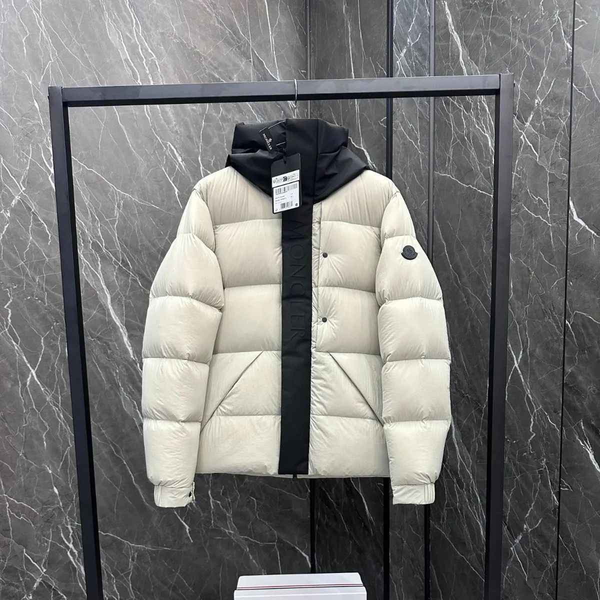 MONCLERモンクレール 白い短い男性｜本日限定特価｜新品未使用