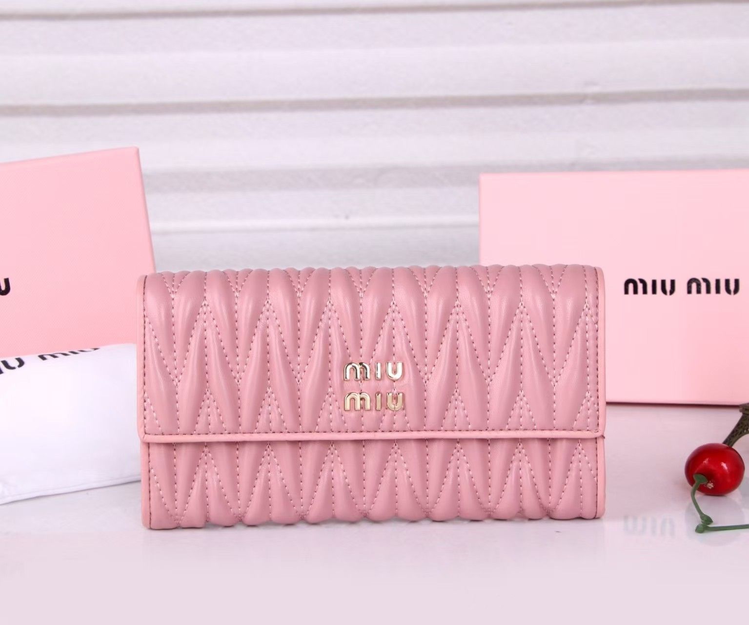 新品未使用 MIUMIU 財布[本日特価|新品未使用品]