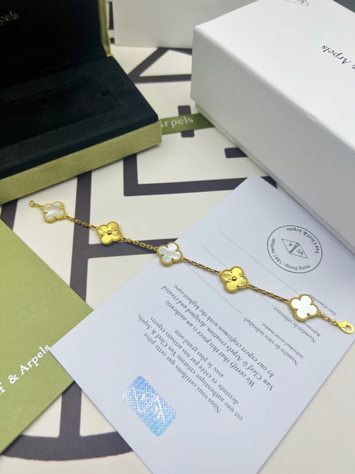 [Van Cleef & Arpels] ヴァン クリーフ＆アーペル 四つ葉のクローバー ホワイト マザーオブパール レーザー ネックレス｜本日限定特価｜新品未使用