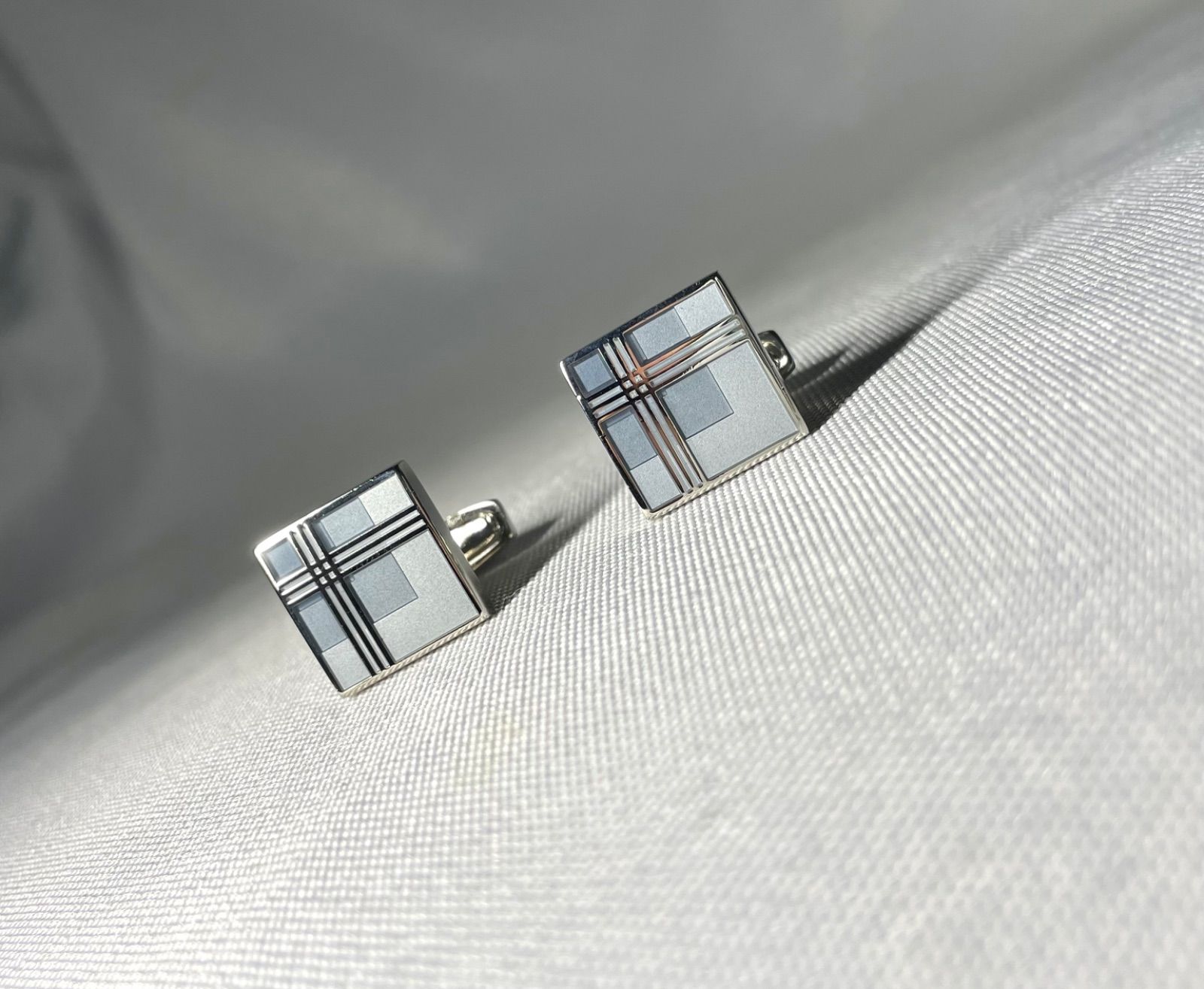 美品 [近年モデル] BURBERRY バーバリー チェックデザイン ライトブルー&鏡面シルバー スクエアカフス カフリンクス ボタン メンズ