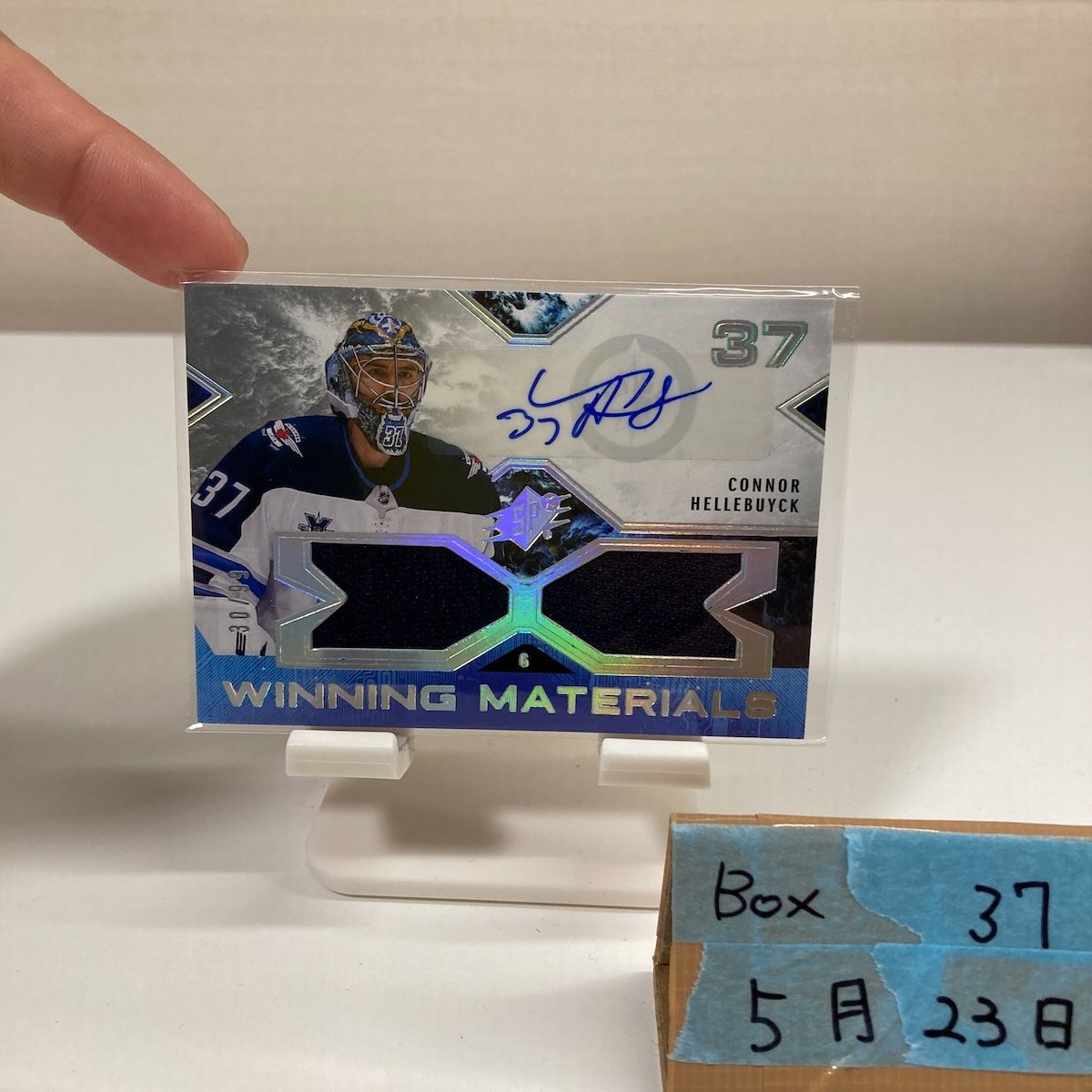2021-22 Upper Deck Connor Hellebuyck 30/99 直筆サインカード Winnipeg Jets Winning Materials Dual ジャージ カード