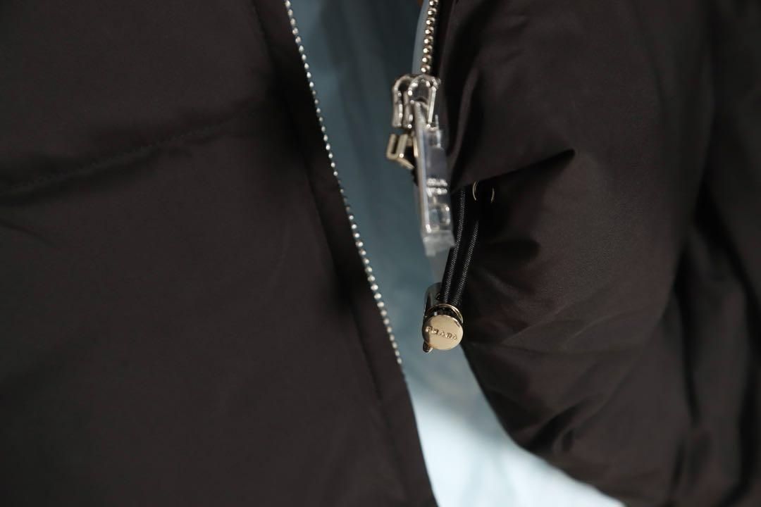 PRADA ダウンジャケット クロップド丈 黒｜本日限定特価｜新品未使用