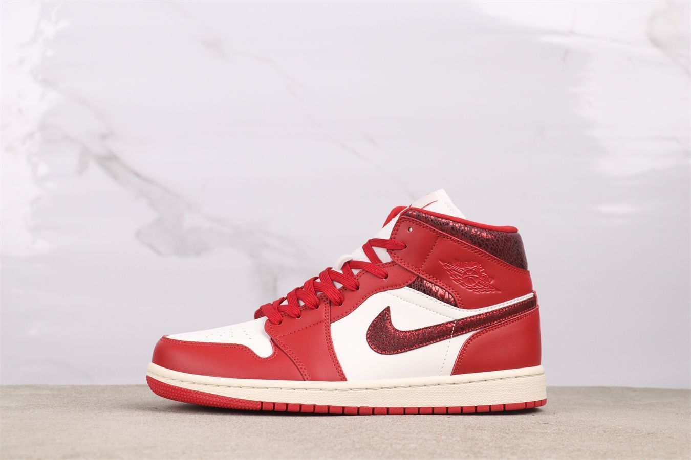 【今日特価】エア ジョーダン（Air Jordan） AJ1 HJ9337 - 106 ホワイト レッド（White Red）
