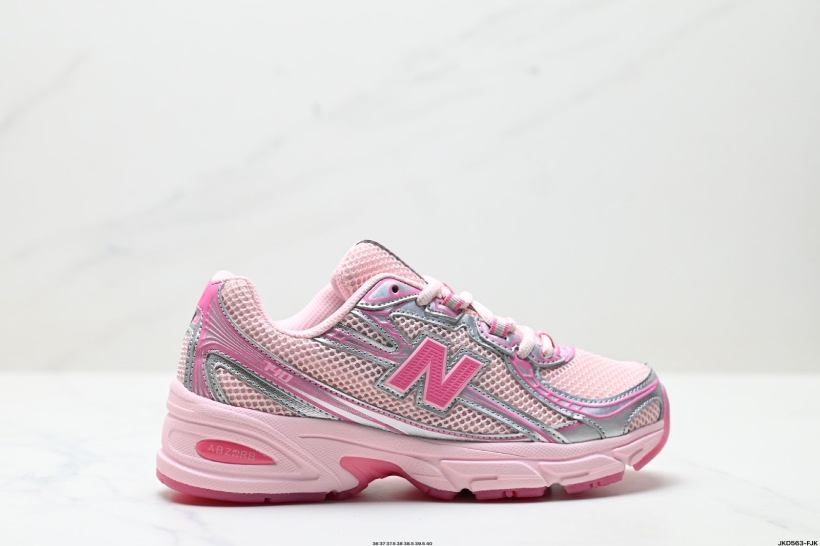 ニューバランス 中古ランニングシューズ New Balance 740 シリーズ トレンディーな男女共用スポーツシューズ。