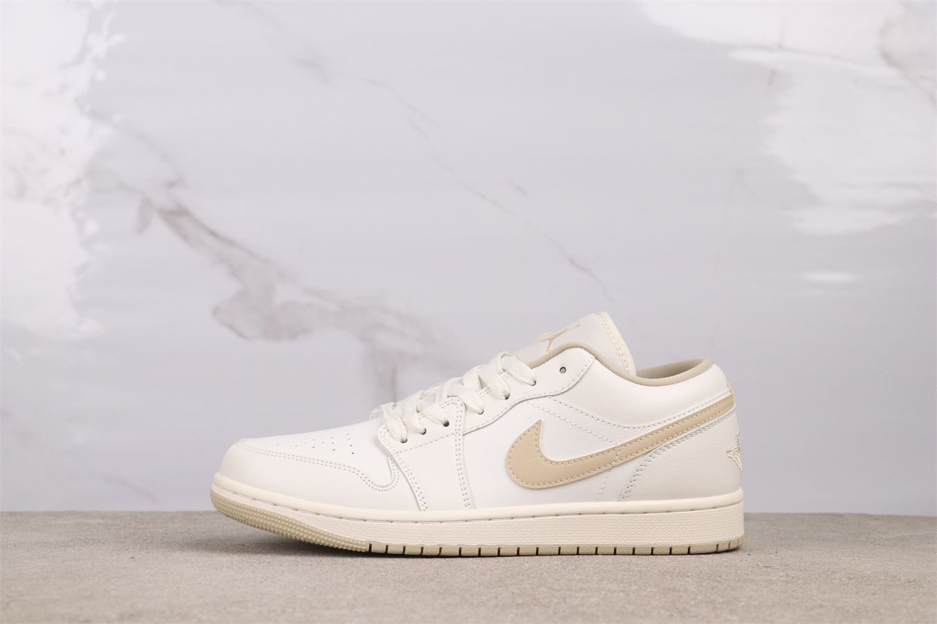 【今日特価】エア・ジョーダン Air Jordan aj1 AJ1 DC0774 - 112 ベージュ。
