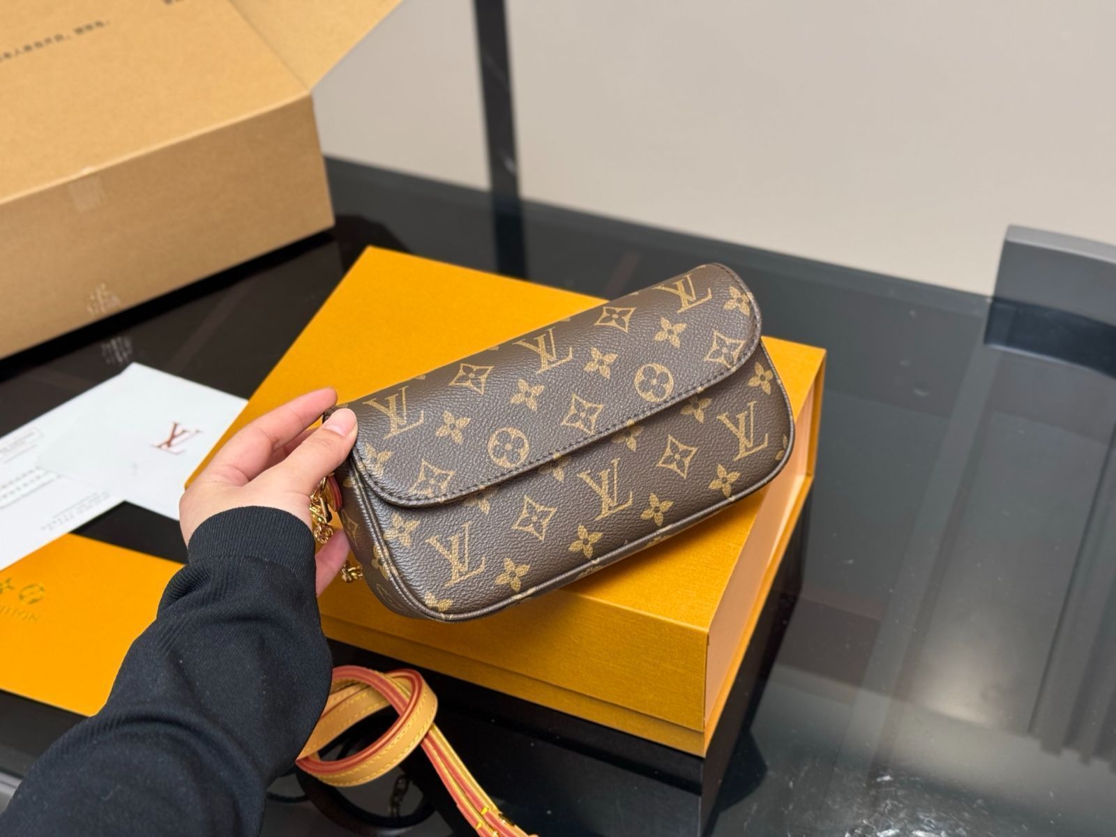 【今日特価】Lv Ivy WOC ダブルチェーン マージャンバッグ