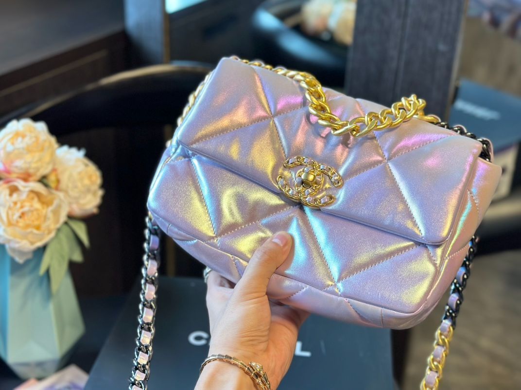 【今日特価！】Chanel 19 ミニ ラムスキン 見事なパールグラデーション 送料無料！在庫限定のお得な価格です！