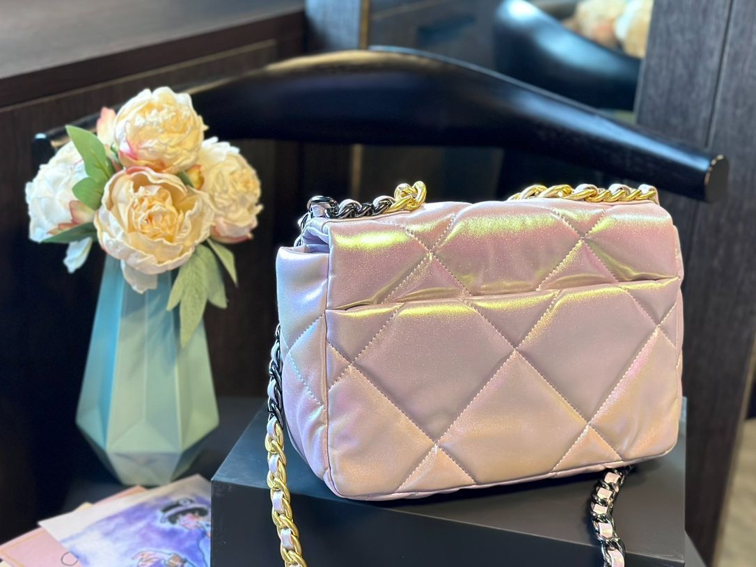 【今日特価！】Chanel 19 ミニ ラムスキン 見事なパールグラデーション 送料無料！在庫限定のお得な価格です！