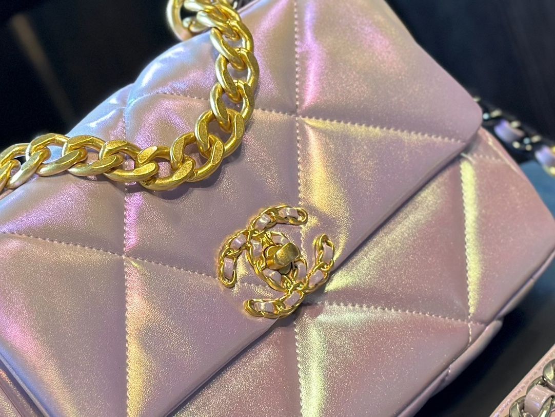【今日特価！】Chanel 19 ミニ ラムスキン 見事なパールグラデーション 送料無料！在庫限定のお得な価格です！