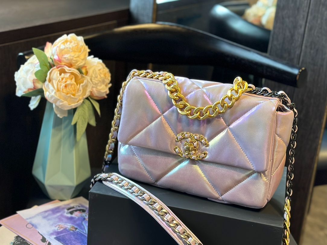 【今日特価！】Chanel 19 ミニ ラムスキン 見事なパールグラデーション 送料無料！在庫限定のお得な価格です！