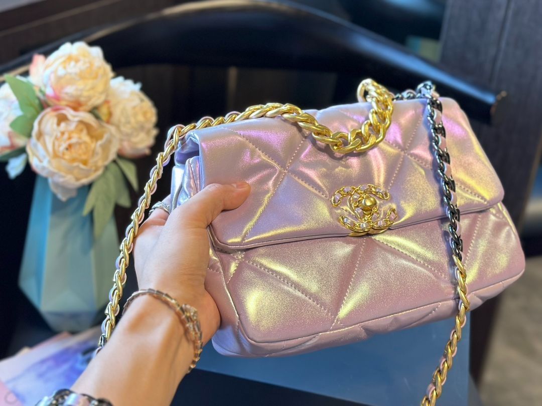 【今日特価！】Chanel 19 ミニ ラムスキン 見事なパールグラデーション 送料無料！在庫限定のお得な価格です！