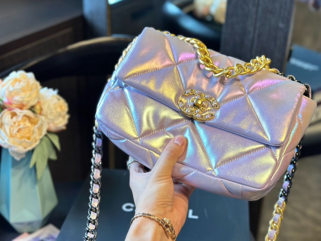 【今日特価！】Chanel 19 ミニ ラムスキン 見事なパールグラデーション 送料無料！在庫限定のお得な価格です！