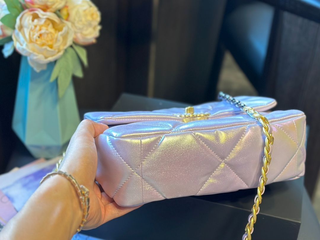 【今日特価！】Chanel 19 ミニ ラムスキン 見事なパールグラデーション 送料無料！在庫限定のお得な価格です！