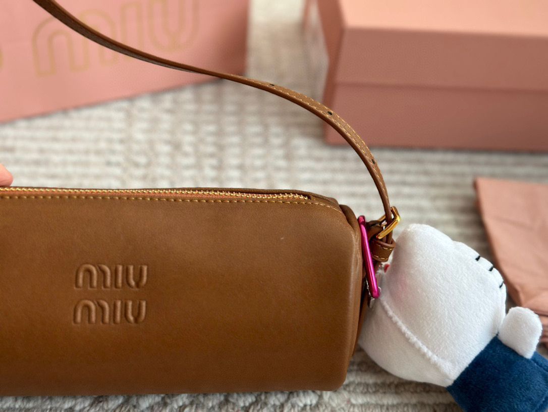 【今日特価】miumiu ミニ円筒バッグ ヴィンテージナッパレザー