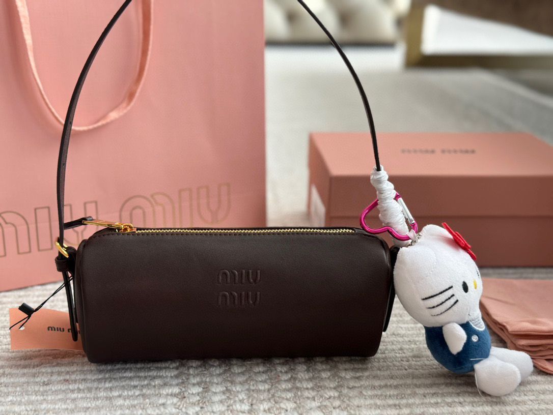 【今日特価】miumiu ミニ円筒バッグ ヴィンテージナッパレザー