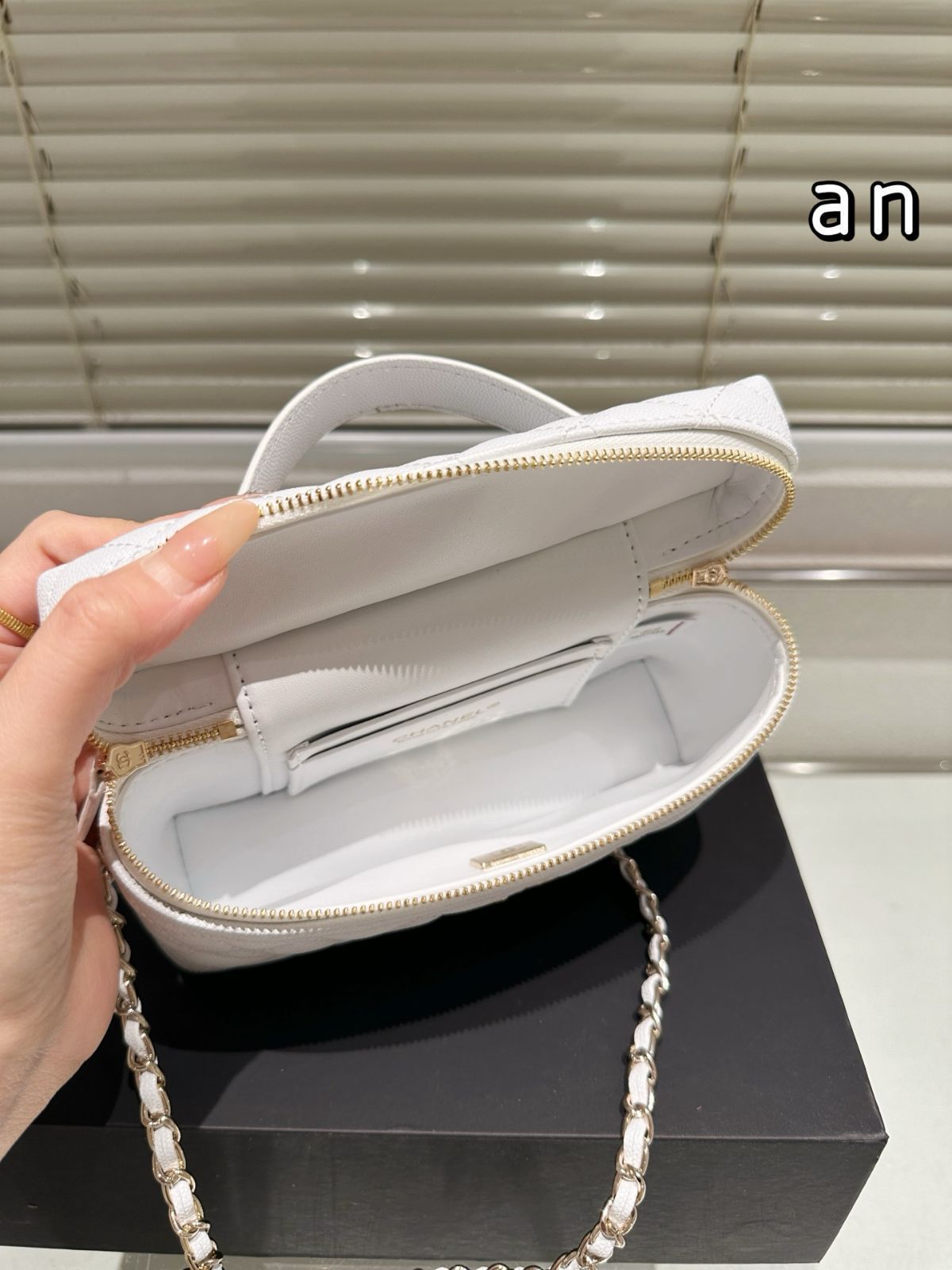 【今日特価】Vintage Chanel Bento Bag(ヴィンテージ シャネル ベントオバッグ) 【今日特価】Vintage Chanel Bento Bag(ヴィンテージ シャネル ベントオバッグ)