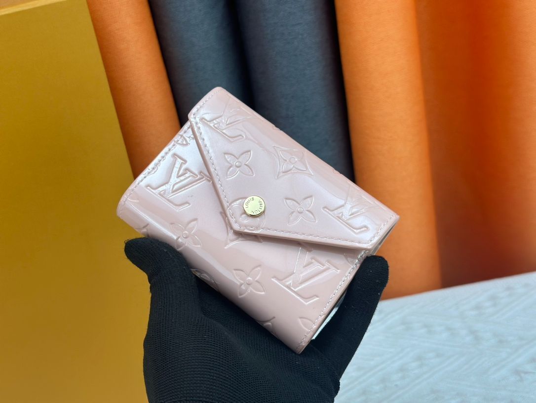 LVルイ・ヴィトン/財布/エナメルMonogram Unplantレザー、“Portefeuille Victorine”。コンパクトだがコインや紙幣ポケット、6つのカードスロットなど実用的な機能を持つエンベロープ型財布。[本日特価|新品未使用品]