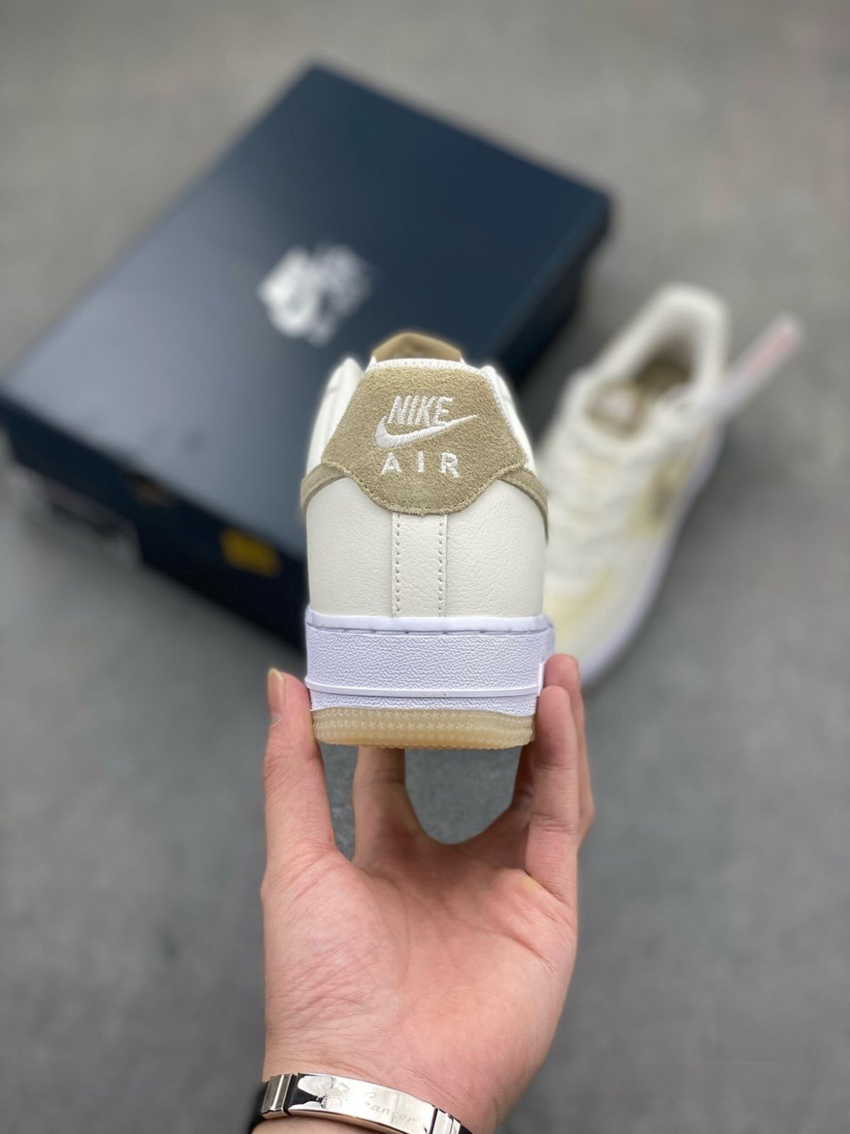 お値下げしました??即購入 箱付新品?? Nike Air Force 1 07 lv8 Low fn5832-101 男女兼用ナイキ