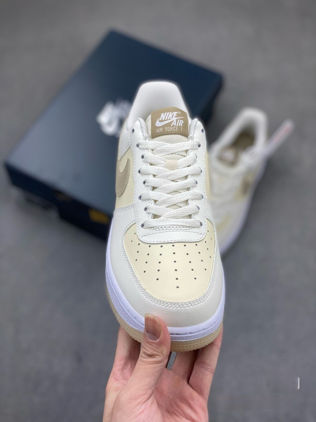 お値下げしました??即購入 箱付新品?? Nike Air Force 1 07 lv8 Low fn5832-101 男女兼用ナイキ