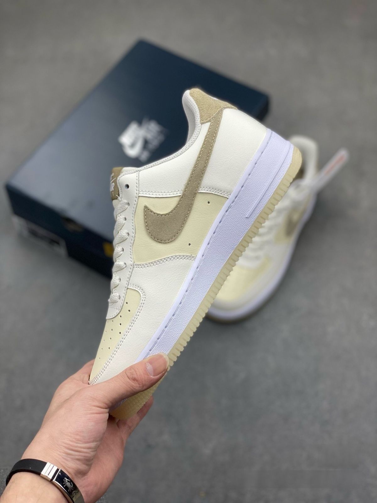 お値下げしました??即購入 箱付新品?? Nike Air Force 1 07 lv8 Low fn5832-101 男女兼用ナイキ