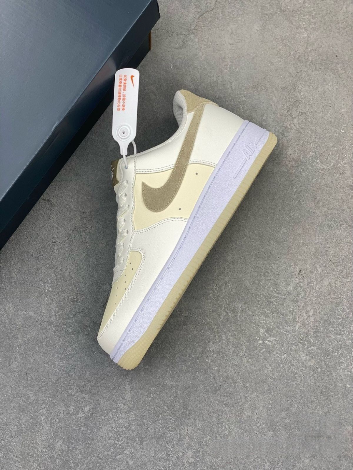 お値下げしました??即購入 箱付新品?? Nike Air Force 1 07 lv8 Low fn5832-101 男女兼用ナイキ