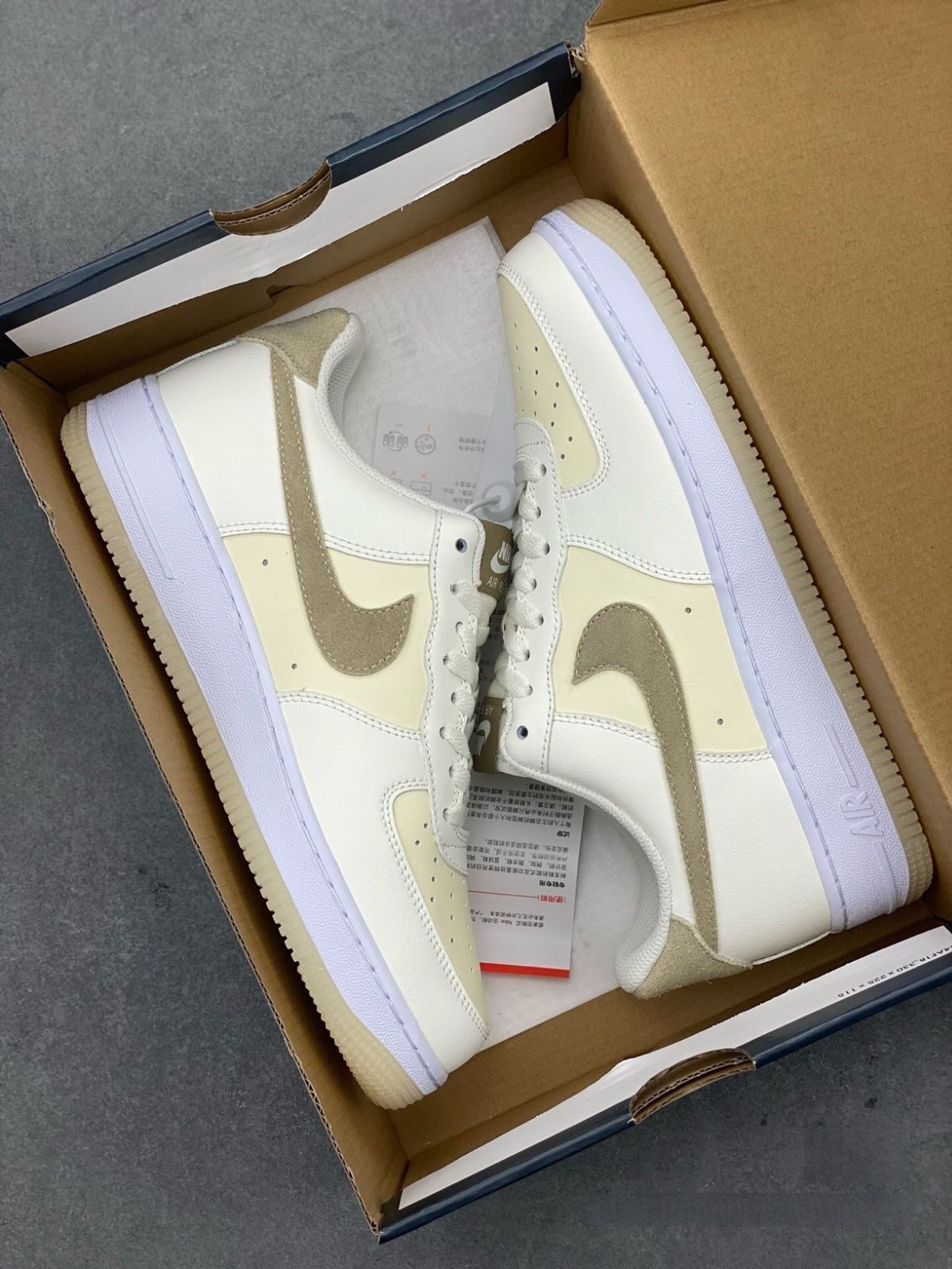 お値下げしました??即購入 箱付新品?? Nike Air Force 1 07 lv8 Low fn5832-101 男女兼用ナイキ