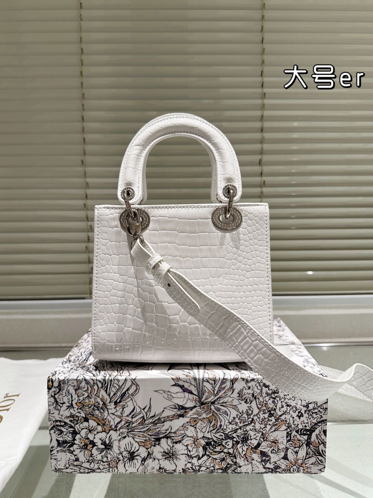 【今日特価】Dior Lady Dior Bag with Folding Gift Box - レディー ディオール バッグ フォールディングギフトボックス付き 【今日特価】Dior Lady Dior Bag with Folding Gift Box - レディー ディオール バッグ フォールディングギフトボックス付き