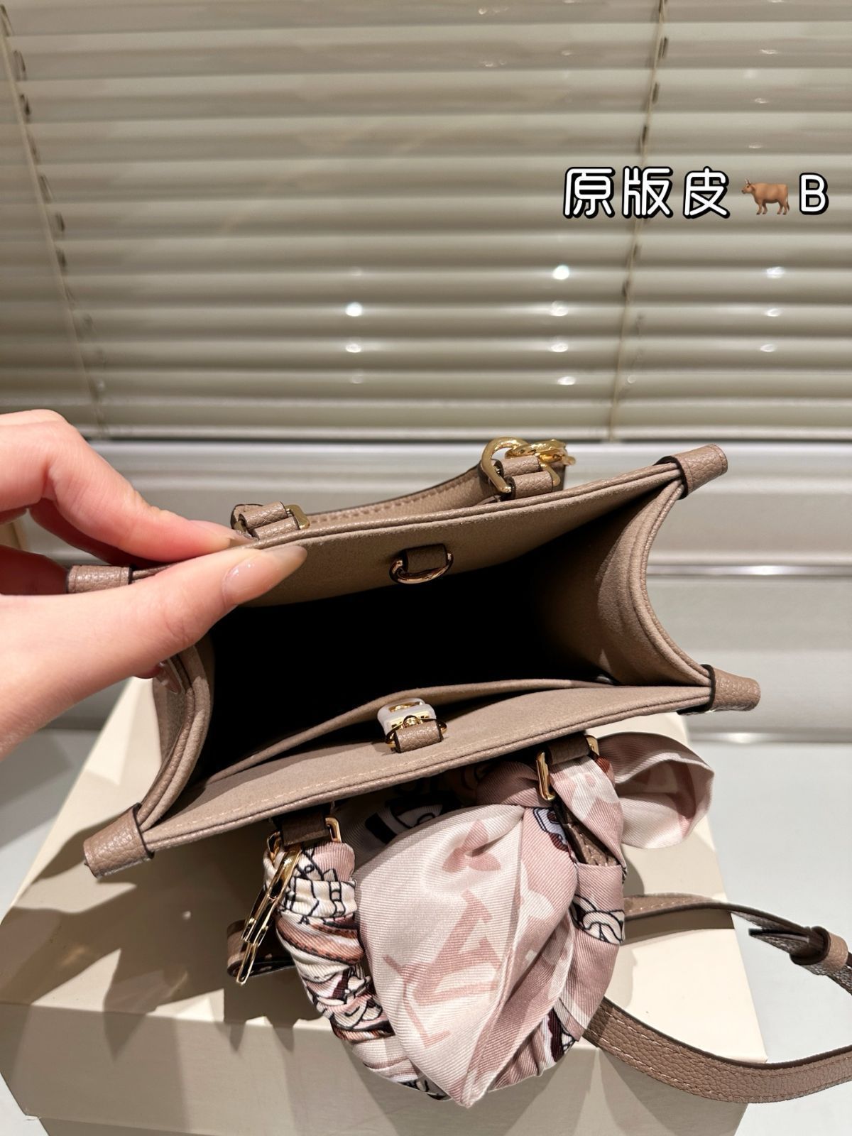 【今日特価】Louis Vuitton Onthego 18cm Jungle Embossed Tote Bag - ルイ・ヴィトン オンザゴー 18cm ジャングル エンボス トートバッグ 【今日特価】Louis Vuitton Onthego 18cm Jungle Embossed Tote Bag - ルイ・ヴィトン オンザゴー 18cm ジャングル エンボス トートバッグ