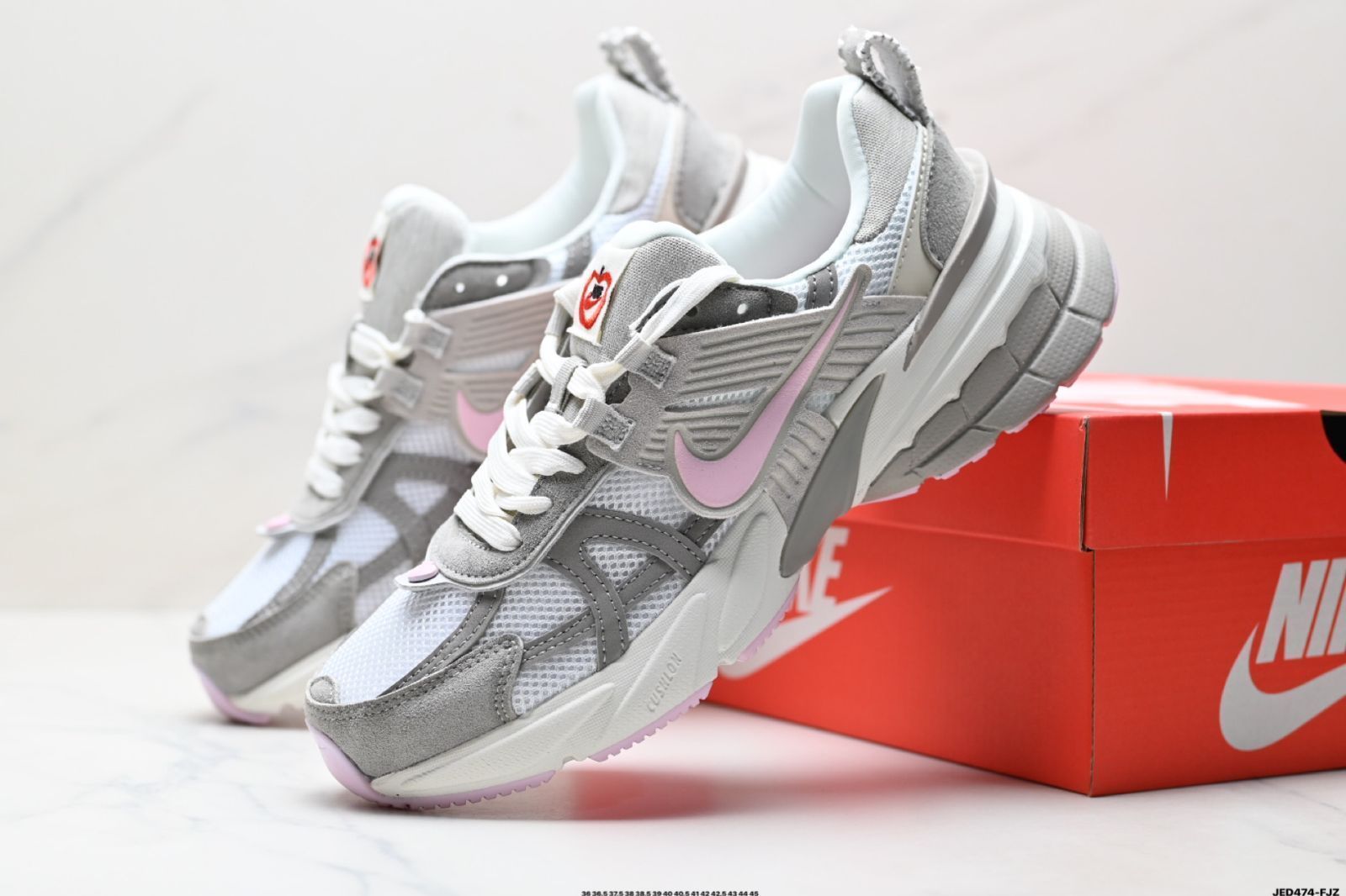 ナイキ Nike V2K RUN ランニングシューズ レトロファッション メッシュ通気性スポーツシューズ ナイキ Nike V2K RUN ランニングシューズ レトロファッション メッシュ通気性スポーツシューズ