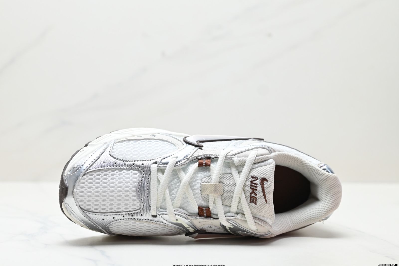 Nike V5 RNR、ナイキ 快適でユニバーサルな滑り止め性能があり、摩耗に強いロートップカジュアルシューズ
