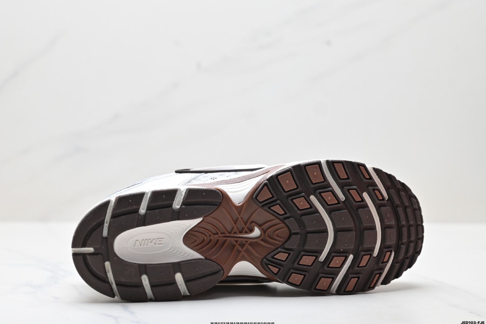Nike V5 RNR、ナイキ 快適でユニバーサルな滑り止め性能があり、摩耗に強いロートップカジュアルシューズ