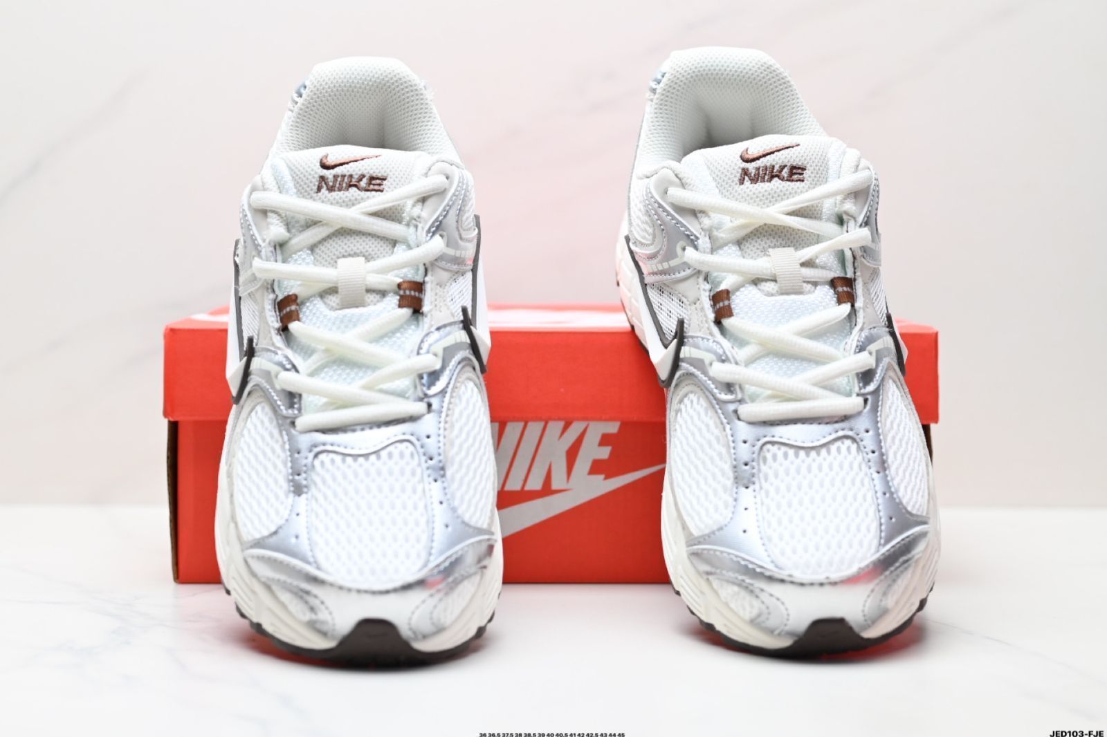 Nike V5 RNR、ナイキ 快適でユニバーサルな滑り止め性能があり、摩耗に強いロートップカジュアルシューズ