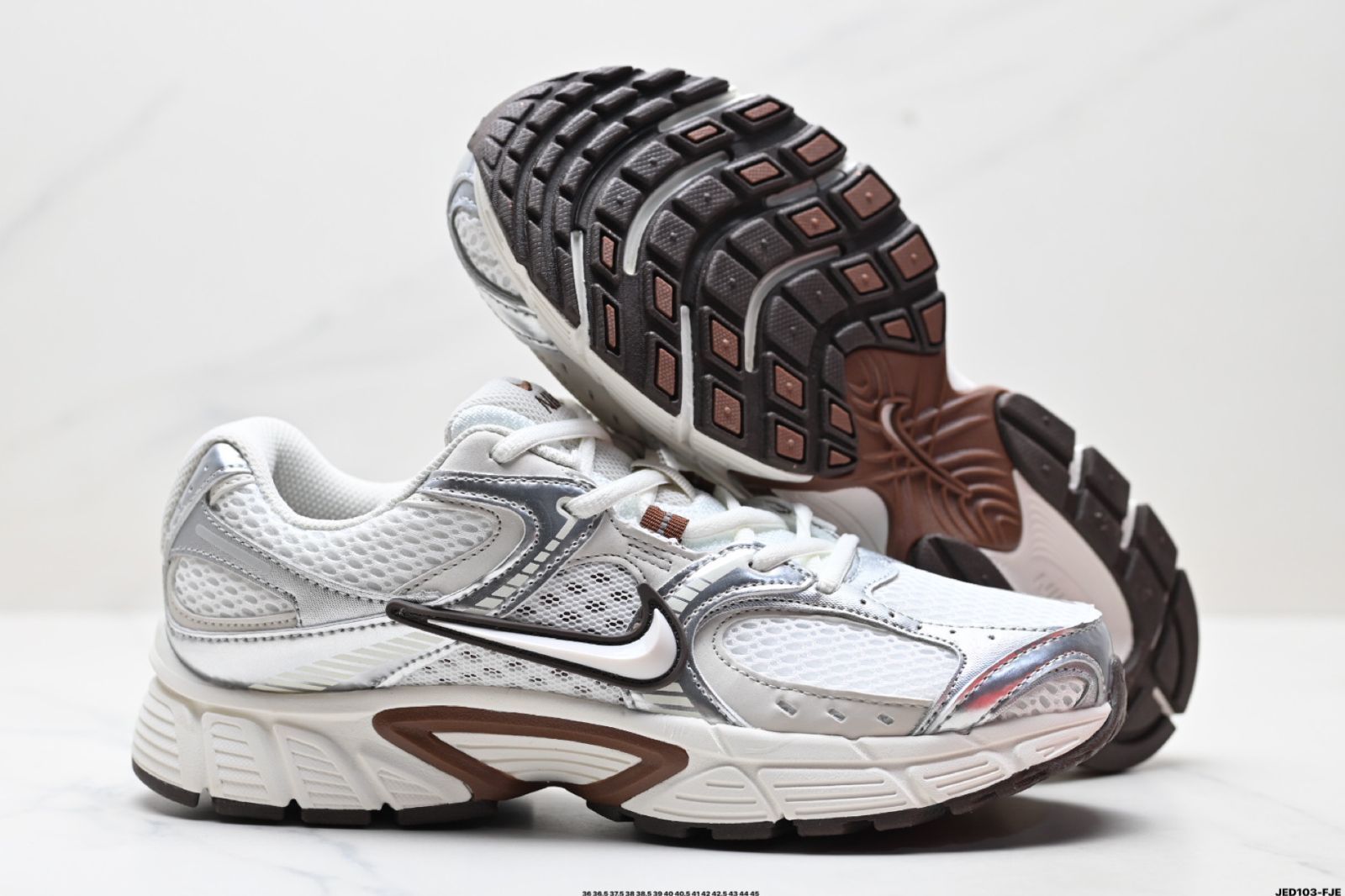 Nike V5 RNR、ナイキ 快適でユニバーサルな滑り止め性能があり、摩耗に強いロートップカジュアルシューズ