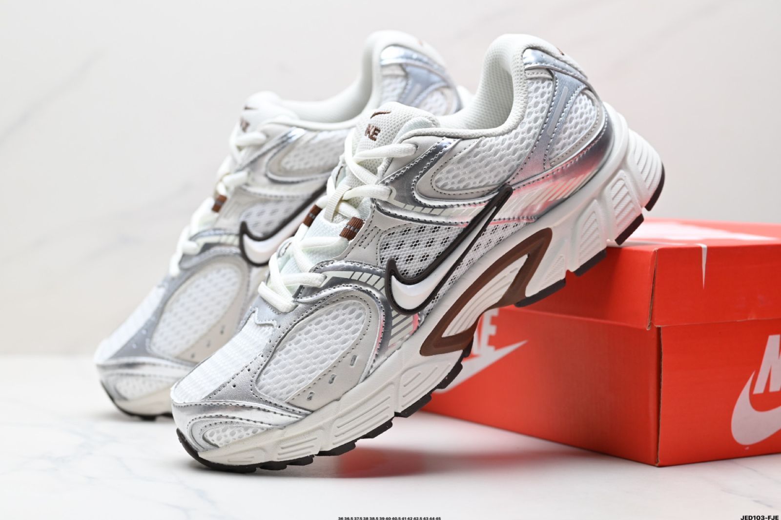 Nike V5 RNR、ナイキ 快適でユニバーサルな滑り止め性能があり、摩耗に強いロートップカジュアルシューズ