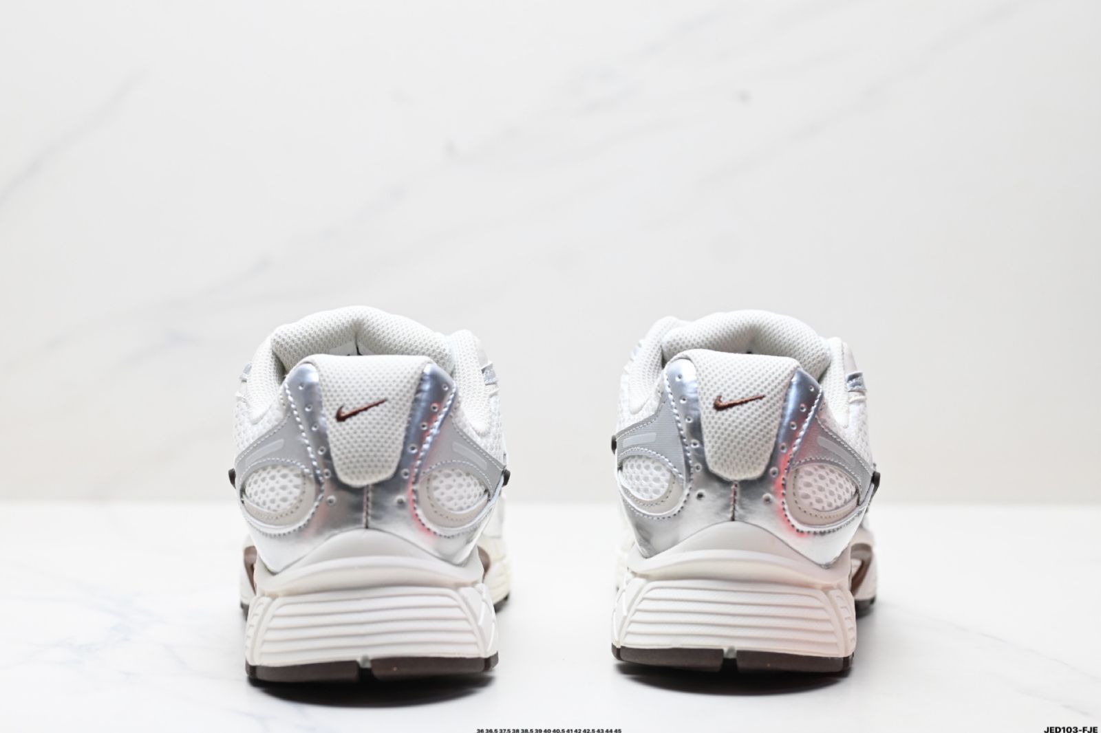 Nike V5 RNR、ナイキ 快適でユニバーサルな滑り止め性能があり、摩耗に強いロートップカジュアルシューズ