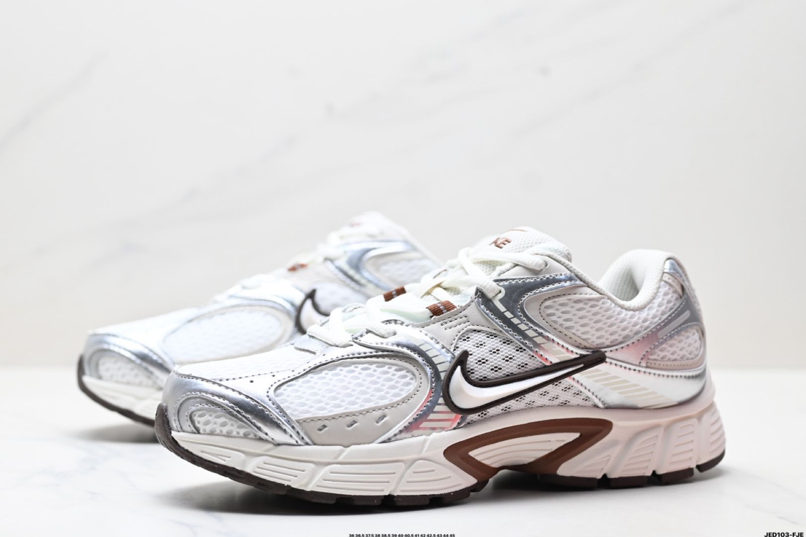 Nike V5 RNR、ナイキ 快適でユニバーサルな滑り止め性能があり、摩耗に強いロートップカジュアルシューズ