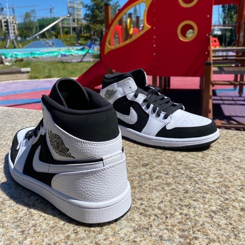 Jordan Air Jordan 1 Mid パンダのバスケットボールシューズ