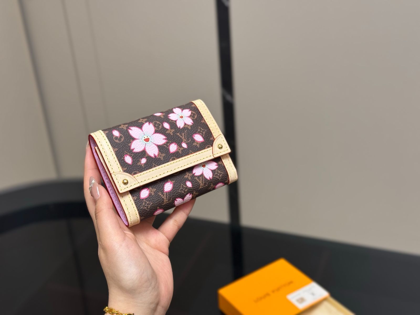 【今日特価】LV Cowhide Medium Wallet エルヴィ 牛革 ミディアムウォレット