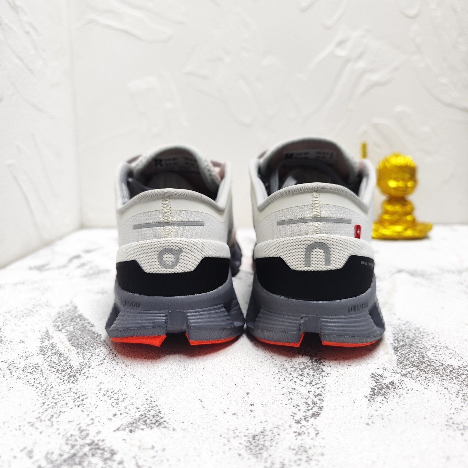 On Cloud X3 Sneakers オン クラウドX3 ジョギング スポーツ トレーニング ランニングシューズ メンズ レディース スニーカー タウンユース 新品 未使用　ホワイト　レッド　2色