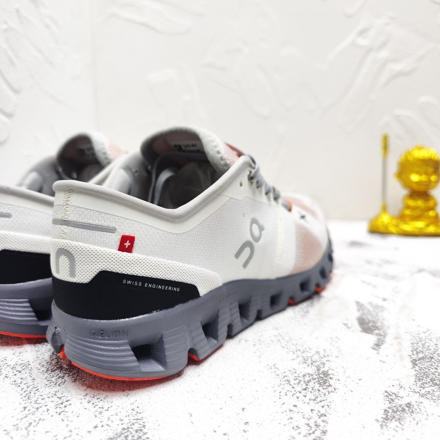 On Cloud X3 Sneakers オン クラウドX3 ジョギング スポーツ トレーニング ランニングシューズ メンズ レディース スニーカー タウンユース 新品 未使用　ホワイト　レッド　2色