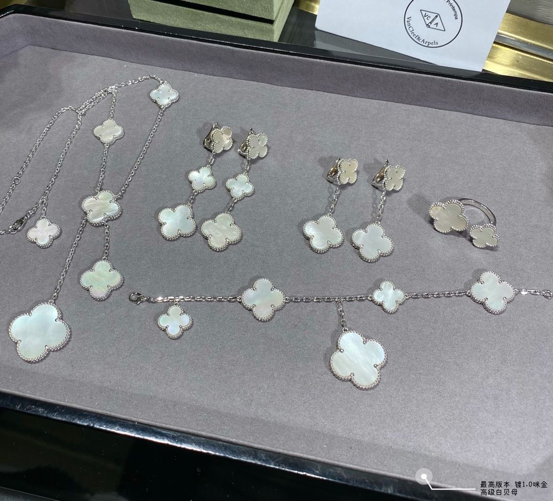 [Van Cleef & Arpels] アルハンブラ マザーオブパール 5連ブレスレット - 限定モデル | ヴァン クリーフ & アーペル レディースジュエリー｜本日限定特価｜新品未使用