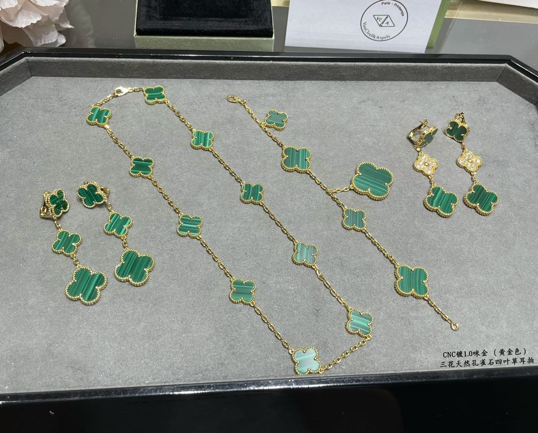 [Van Cleef & Arpels] アルハンブラ マラカイト トリプルフラワー イヤークリップ - 限定モデル | ヴァン クリーフ & アーペル レディースジュエリー｜本日限定特価｜新品未使用