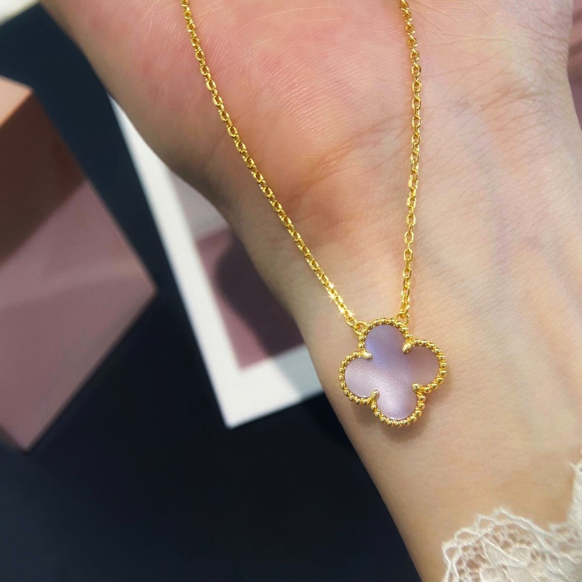 マジック アルハンブラ ペンダント、ピンク マザーオブパール、ヴァン クリーフ&アーペル Van Cleef & Arpels VCARN32200｜本日限定特価｜新品未使用