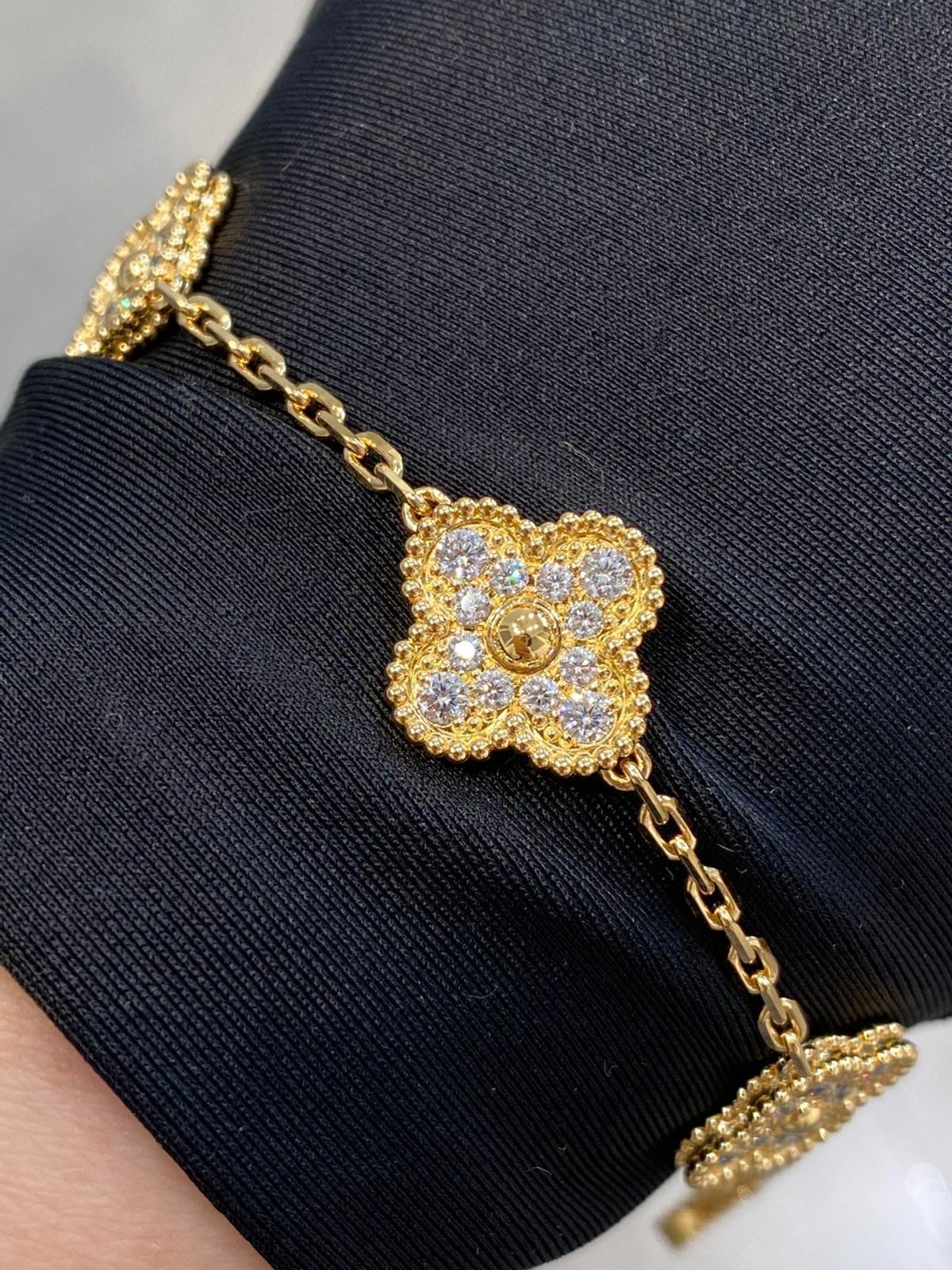 ヴァン クリーフ&アーペル ヴィンテージ アルハンブラ ブレスレット、5モチーフ 、Van Cleef & Arpels VCARA41400|本日限定特価|新品未使用 ヴァン クリーフ&アーペル ヴィンテージ アルハンブラ ブレスレット、5モチーフ 、Van Cleef & Arpels VCARA41400|本日限定特価|新品未使用
