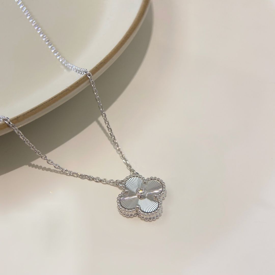 ヴィンテージ アルハンブラ ペンダント、ギヨシェ 、ヴァン クリーフ&アーペル Van Cleef & Arpels VCARP9XG00｜本日限定特価｜新品未使用
